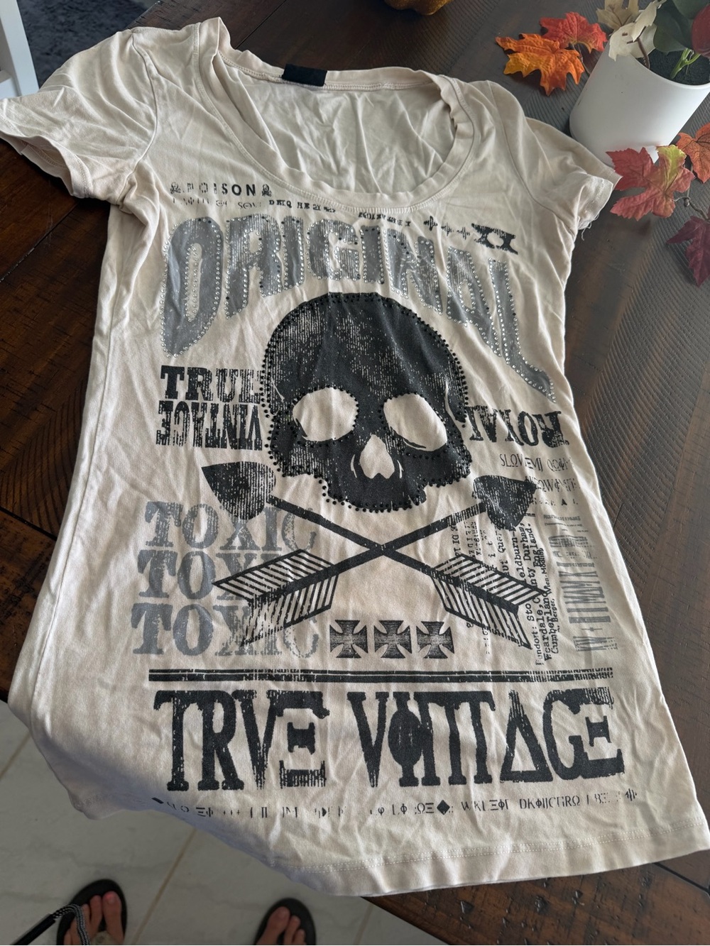 Jenni Cream Short-Sleeve Tee with Black Skull & Arrow Graphic